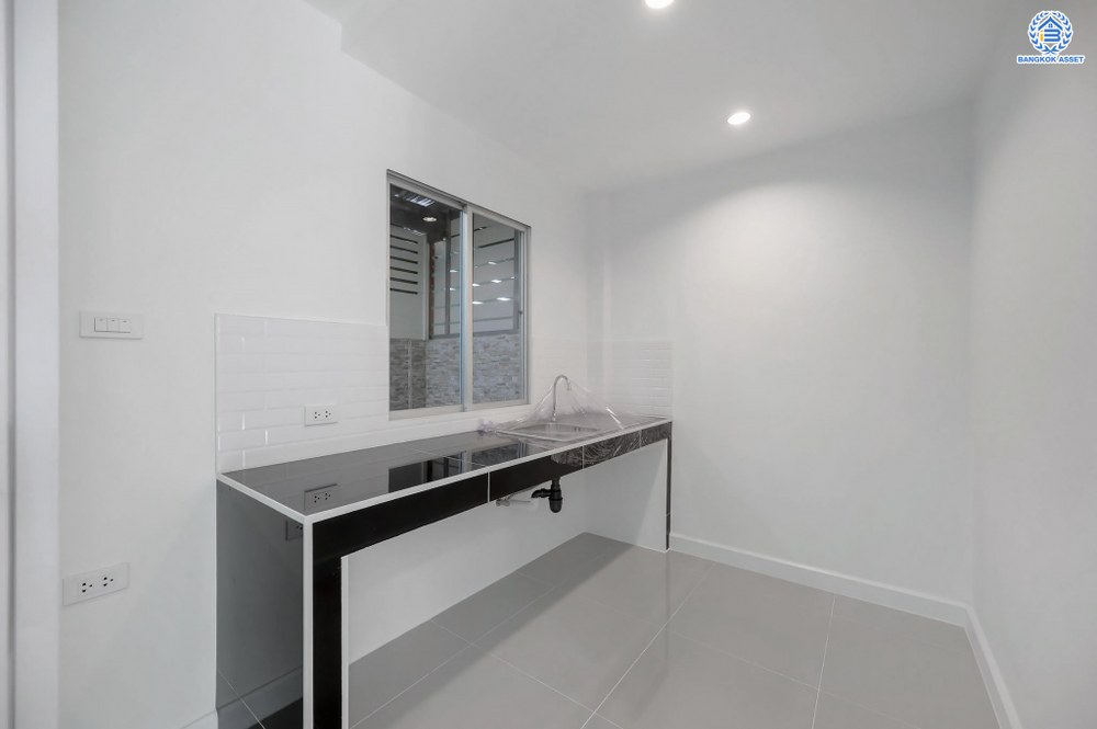 บ้านมือสองตกแต่งใหม่ โครงการ ลุมพินีทาวน์วิลล์ ราชพฤกษ์-นครอินทร์ เนื้อที่ 17.5 ตร.ว. ฟังก์ชัน 3 ห้องนอน 2 ห้องน้ำ จอดรถได้ 2 คัน บรรยากาศโครงการมีความเป็นส่วนตัว พร้อมสิ่งอำนวยความสะดวกโครงการครบครัน บนทำเลดีเชื่อมต่อเข้าเมืองได้ง่าย ทั้งถนนราชพฤกษ์ ถนนนครอินทร์ จุดขึ้นทางด่วน "ศรีรัช"...